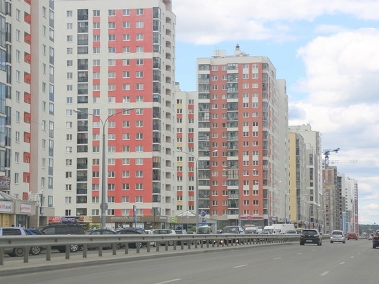 Жителей Екатеринбурга напугала вспышка, осветившая несколько улиц