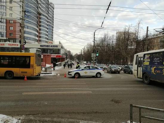 В Кирове автобус сбил 17-летнюю девушку на пешеходном переходе