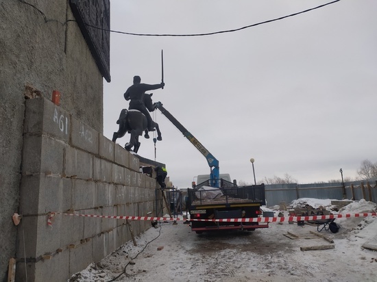 В Великом Новгороде начали облицовывать монумент Победы