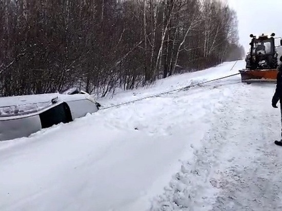 Автомобиль семейной пары съехал с кузбасской трассы и перевернулся из-за сильного снегопада