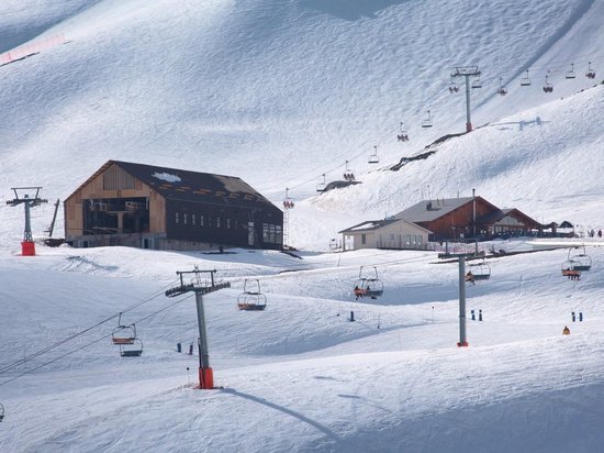 На трассы в горах Сочи уложили около тысячи кубометров искусственного снега