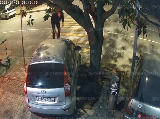 В Сочи нетрезвый пешеход разбил чужой автомобиль