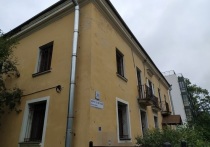 В рабочем поселке Коченево Новосибирской области многодетной семье выделили квартиру в аварийном доме, сообщает областное СУ СКР