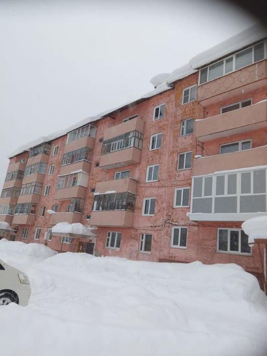 Работник коммунальной службы погиб после падения с крыши на юге Красноярского края