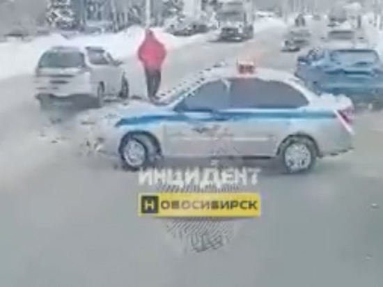 Полицейский автомобиль угодил в аварию в Новосибирске
