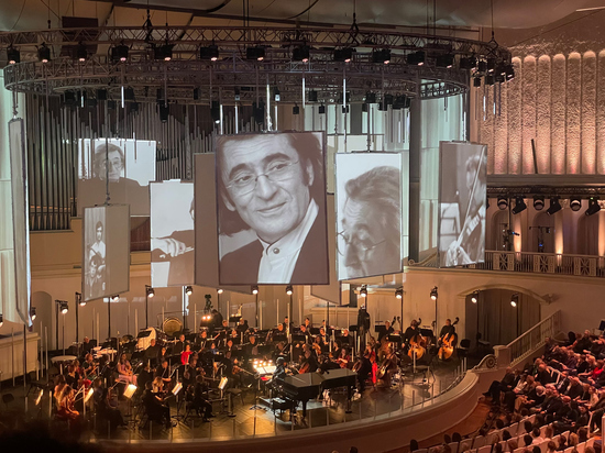 Сцену Концертного зала Чайковского превратили в живой фотоальбом