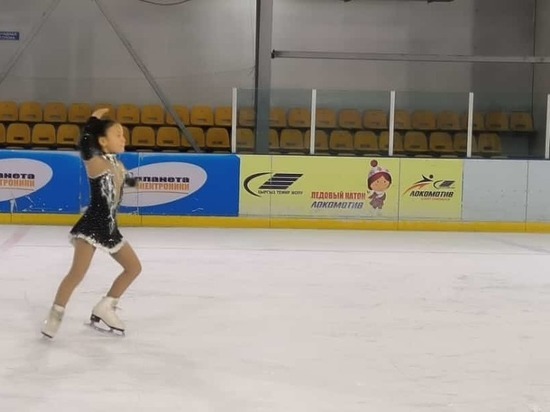 В Бишкеке для старшеклассников организовали катание на коньках