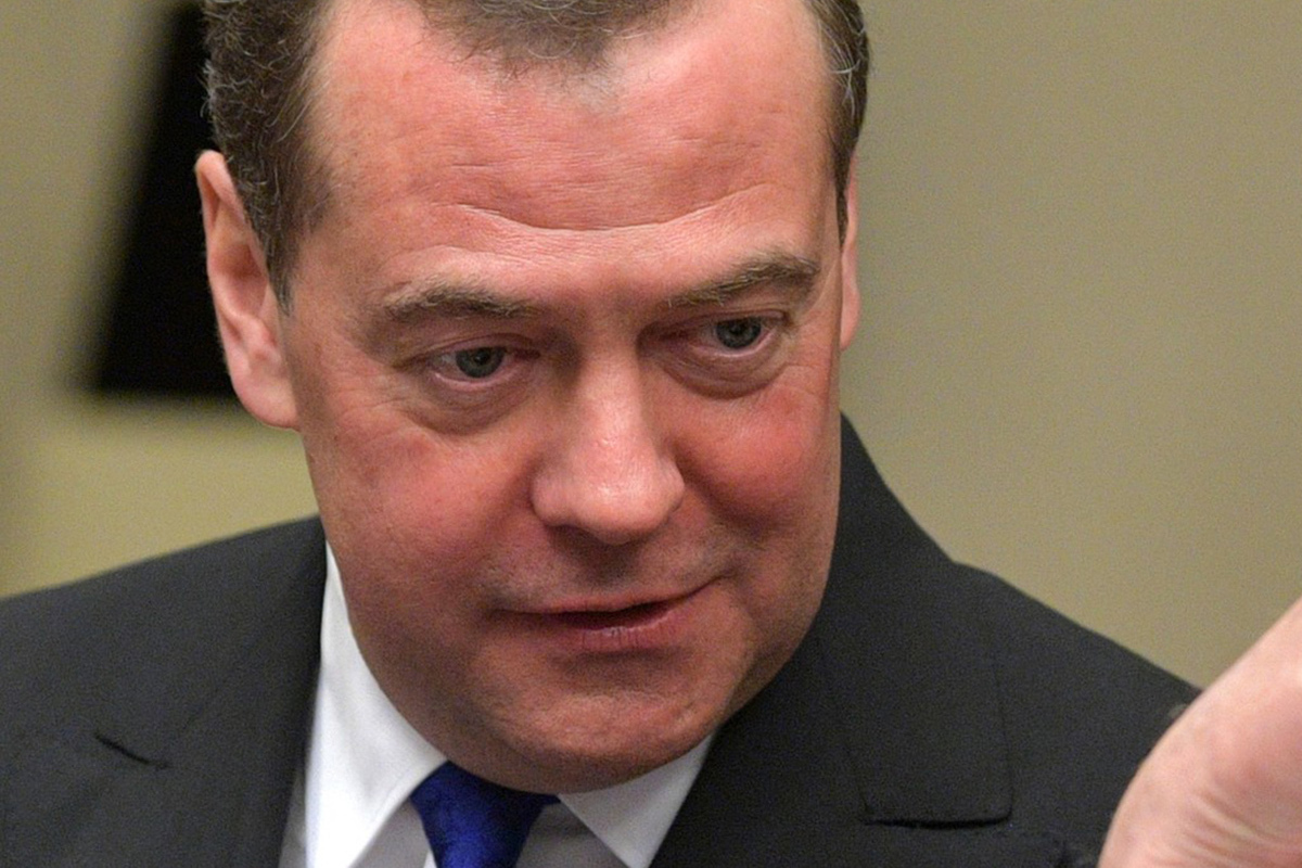 Medvedev wrote about schmuck, bulimia and a submarine in the Dnieper