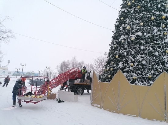 В Кировске демонтировали главную городскую елку