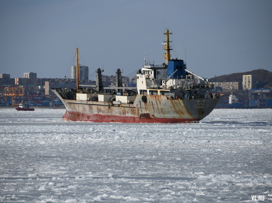 Замерз пролив Босфор Восточный во Владивостоке