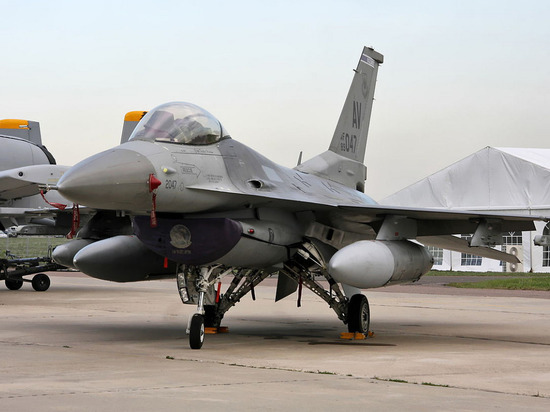 Производитель F-16 обеспечит истребителями страны, которые поделятся ими с Украиной