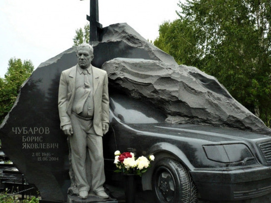 Необычный памятник на кладбище показали в Новосибирске