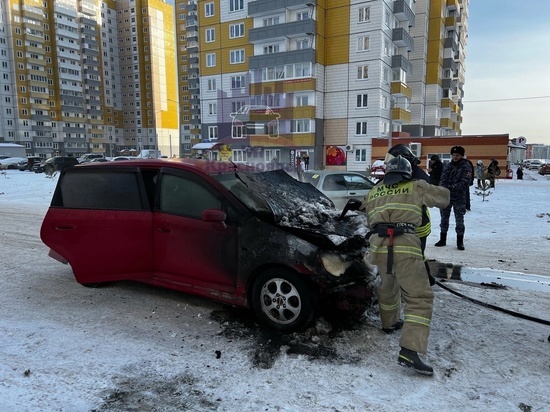 В красноярском микрорайоне Солнечный загорелся автомобиль
