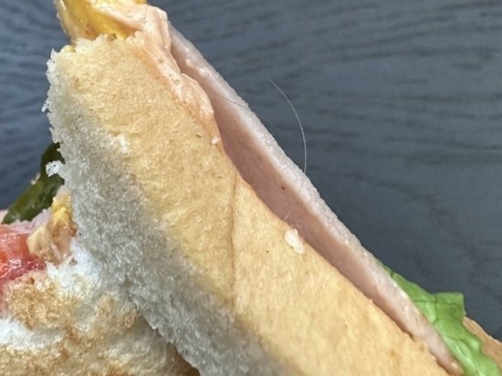 Сендвич с волосами продали в кафе жительнице Новосибирска