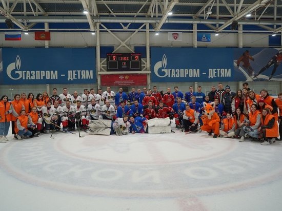 В Брянске провели хоккейную игру между чиновниками и студентами
