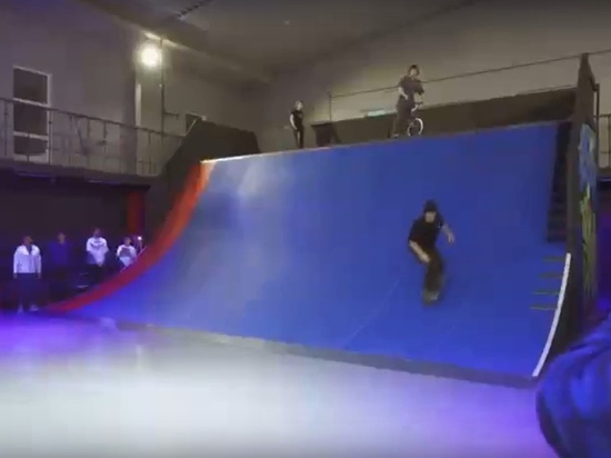 «Готовьтесь к чемпионату по скейтбордингу»: в Новом Уренгое открыли скейт-парк