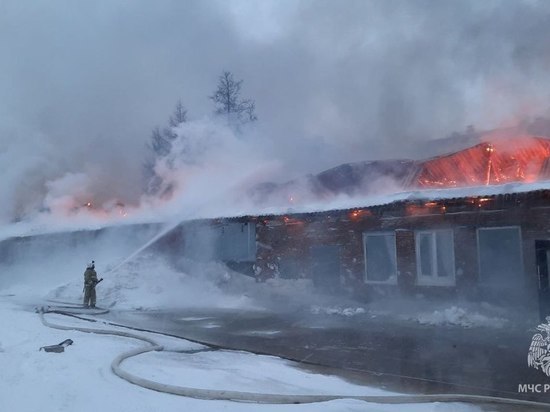 Сильные морозы и ветер мешают тушению пожара на площади 1000 квадратных метров в Норильске