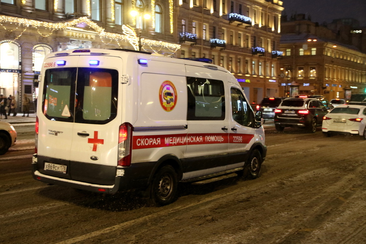 В Петербурге замерзающего на улице младенца нашли рядом со спящей пьяной  матерью - МК