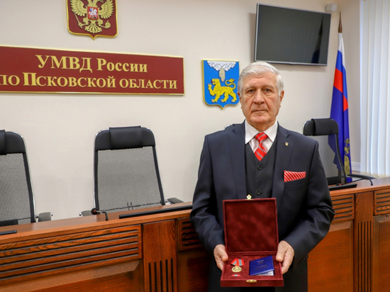 Активного общественника из Пскова наградил губернатор