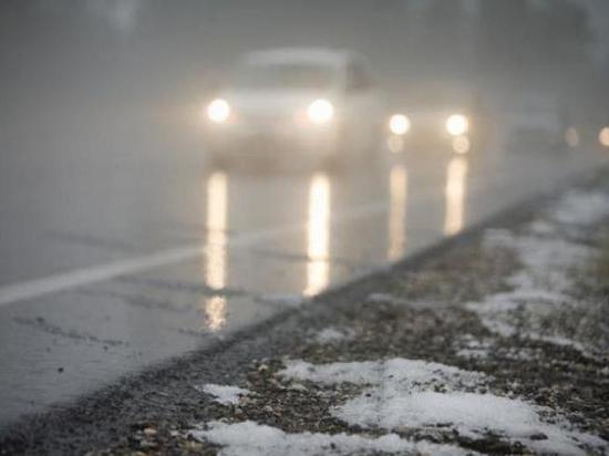 Новгородским автомобилистам напомнили о безопасном вождении в неблагоприятных погодных условиях