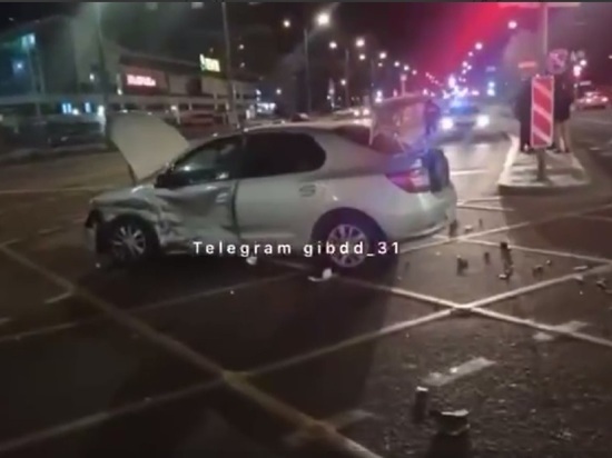 В Белгороде автомобилист проехал на «красный» и спровоцировал ДТП с двумя пострадавшими