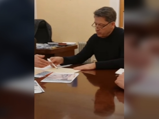 Мэр Ижевска встретился с директором кирпичного завода для обсуждения мер уменьшения выбросов