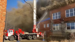 В Ставрополе горит промышленное здание: видео тушения