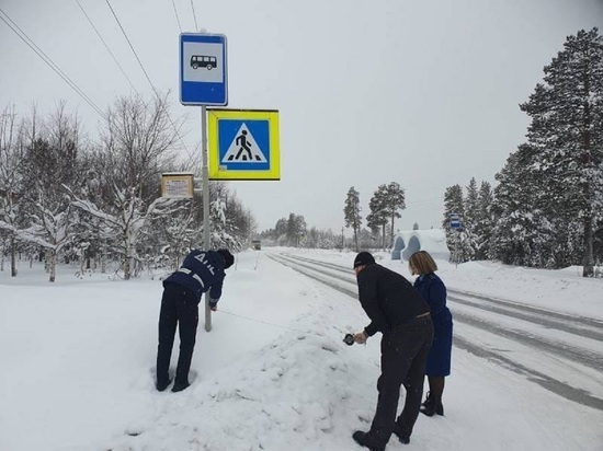 В Ноябрьске прокурор взял на контроль уборку дорожных накатов и сугробов