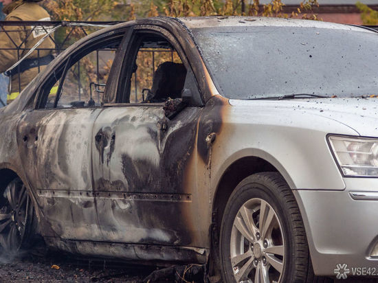 Легковой автомобиль загорелся посреди дня на проспекте в кузбасском городе