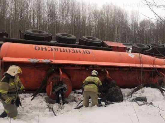В Башкирии на место ДТП с бензовозом выехали пожарные