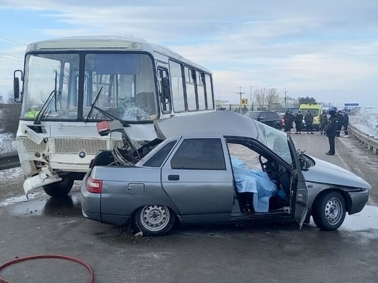 В ДТП легковушки с автобусом в Татарстане погиб один и пострадали три человека