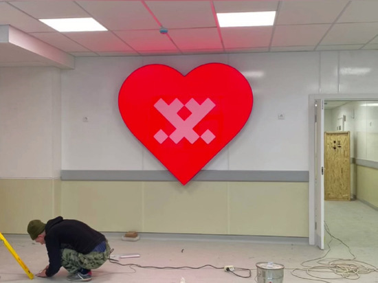 Символом здравоохранения ЯНАО украсили больницу в Волновахе