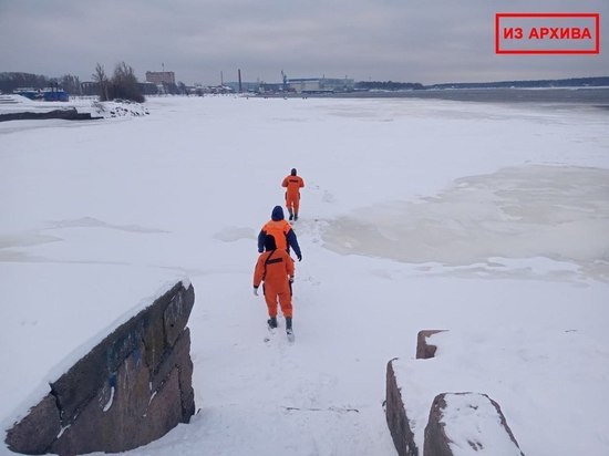 Спасатели из Шлиссельбурга провели беседы с вышедшими на лед рыбаками