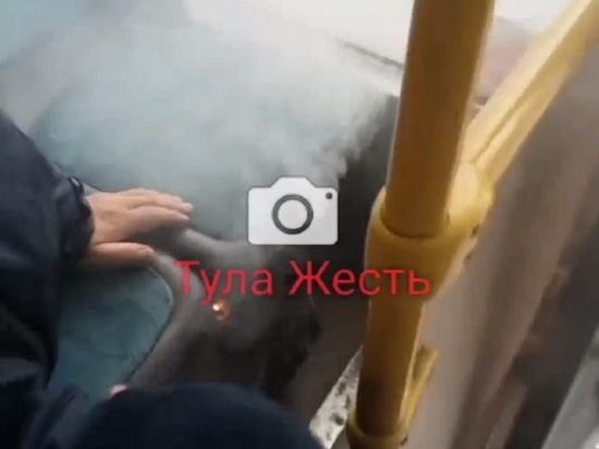 Под пассажирским сиденьем одного из тульских автобусов загорелась печка