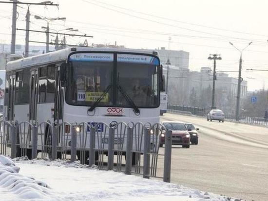 В Омске автобус начал пропускать остановку из-за снежных завалов