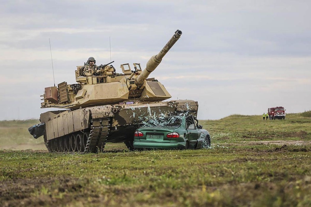 "Леопард" и "Абрамс" лицом: кадры танков, обещанных Западом Украине