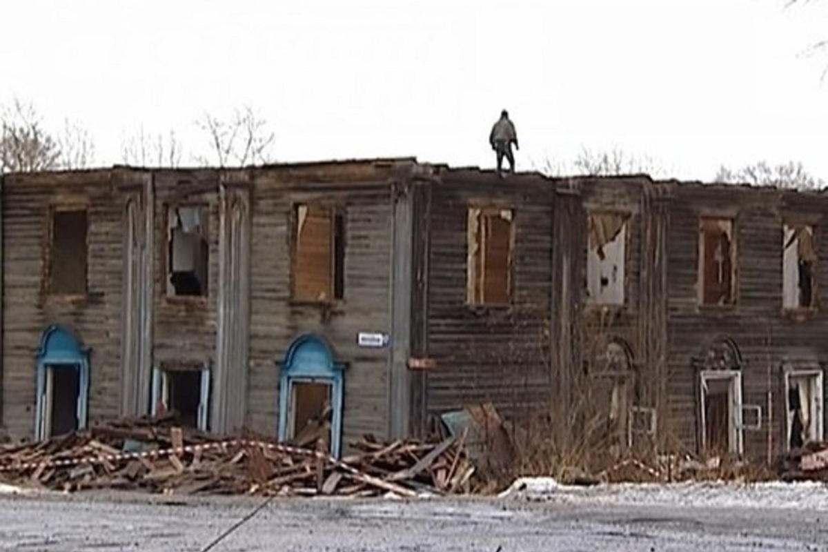 В Межевском районе Костромской области наконец-то разобрали деревянную руину