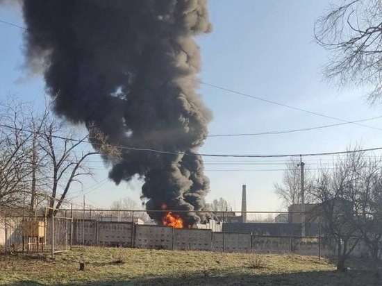 В Курске потушили горящий склад с пластиком на Прогонной