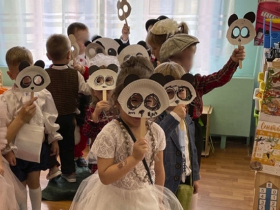Маму ребенка в детском саду в Красноярском крае затравили за российский триколор