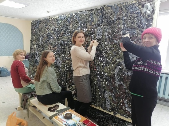 Томские волонтеры плетут маскировочные сети для бойцов спецоперации