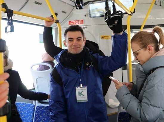 В Курске волонтеры помогают оплачивать проезд в общественном транспорте через валидаторы