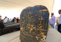 Археологи обнаружили 4300-летнюю мумию, полностью завернутую в золото, рядом со ступенчатыми пирамидам, сообщает Daily Mail