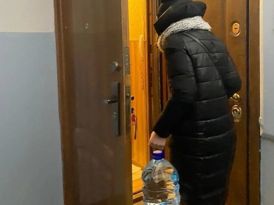 Волонтеры привезли воду пенсионерам и инвалидам в Южно-Сахалинске