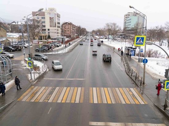 Дорожники вывезли 18 тыс. кубометров снега с улиц Южно-Сахалинска за сутки