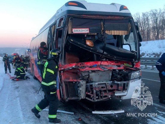 Автобус врезался в заднюю часть самосвала Volvo в Приморье - есть пострадавшие