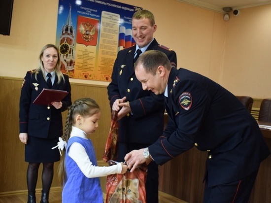 Стражи порядка вручили юным художникам подарки для творчества и сладкие сюрпризы