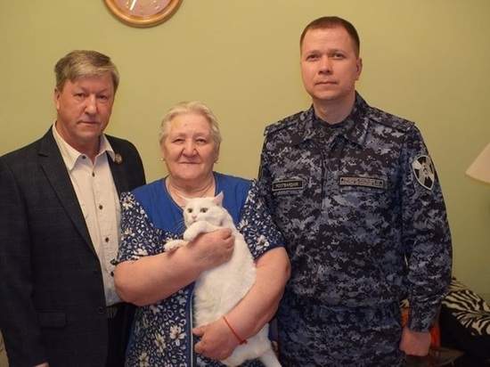 Офицеры ведомства вручили 80-летней Валентине Коткиной цветы и подарки