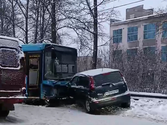 В Твери на Московском шоссе две иномарки столкнулись с синим автобусом