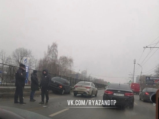 На Московском шоссе в Рязани Volkswagen врезался в ограждение после столкновения с Kia