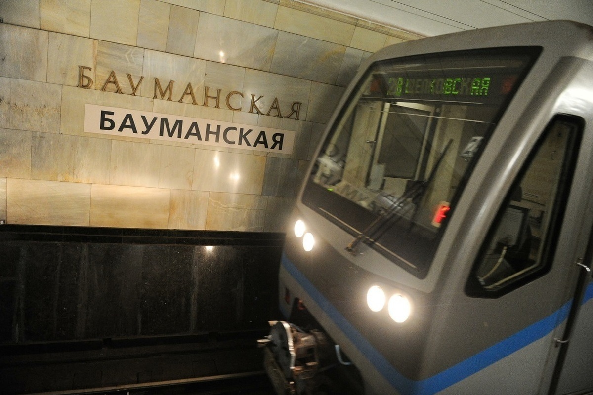 Арбатско покровская линия поезда. Поезд метро. Поезд метро Москва. Бауманская синяя ветка. Станция метро Бауманская.